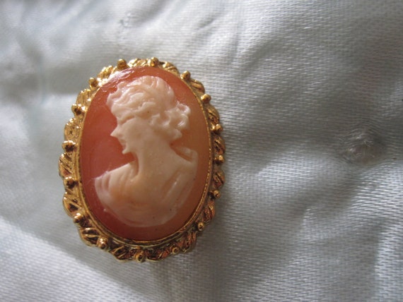 Lovely vintage goldtone framed carved cameo lady brooch