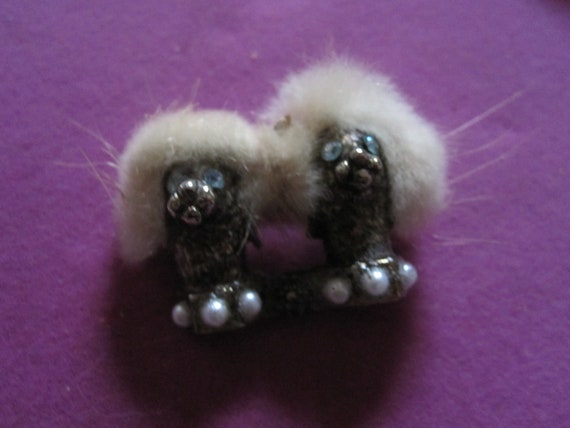 Charming Vintage fur and rhinestone and seed pearl 2 lions brooch