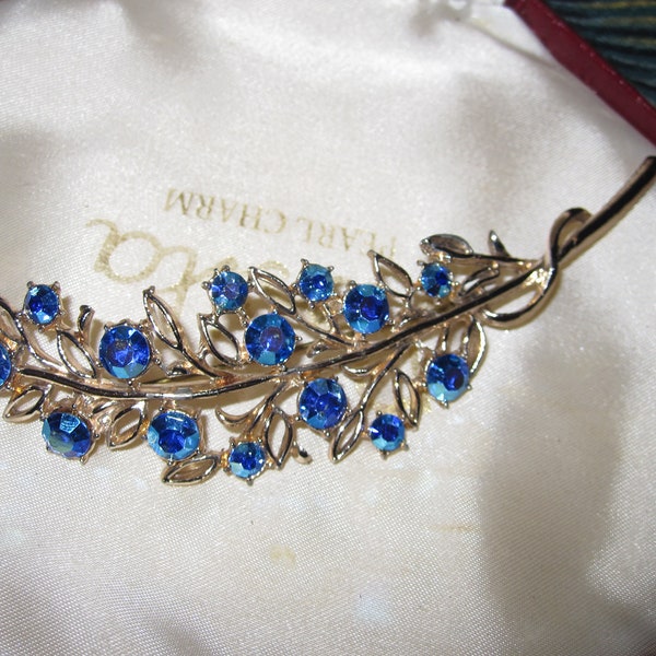 Lovely vintage goldtone blue aurora borealis  glass floral brooch