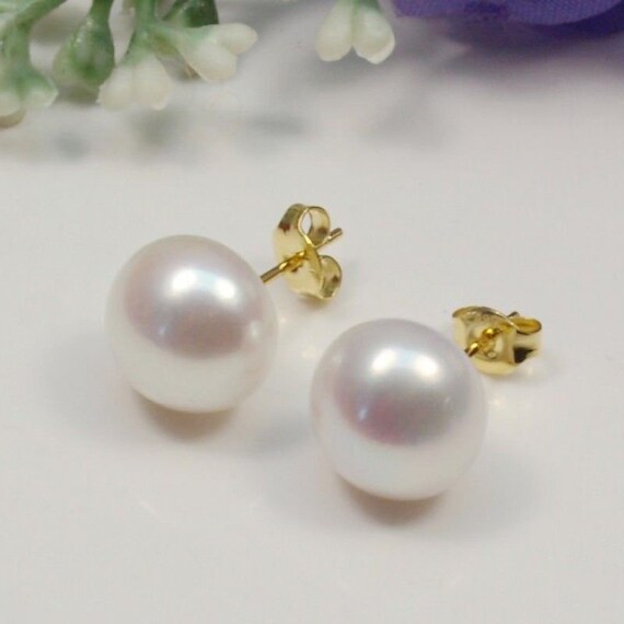 Beautiful 18 ct Goldplated genuine 8mm white freshwater pearl stud earrings