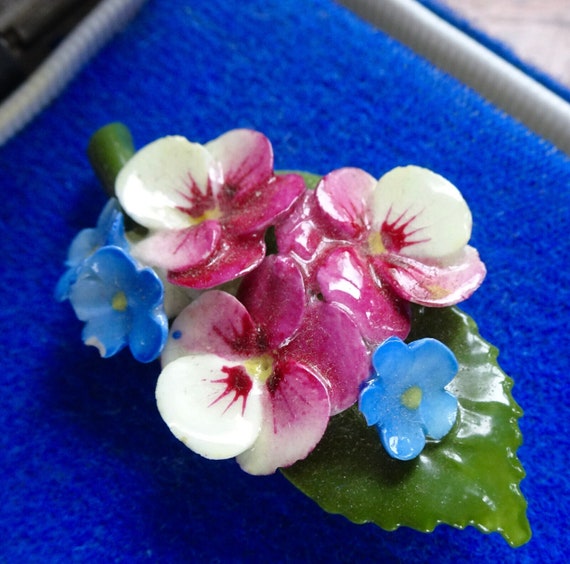 Lovely vintage signed AYNSLEY pansy forget me not porcelain brooch & box