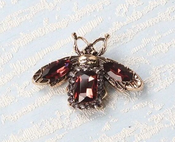 Lovely Deco styled goldtone topaz glass rhinestone bee bug brooch