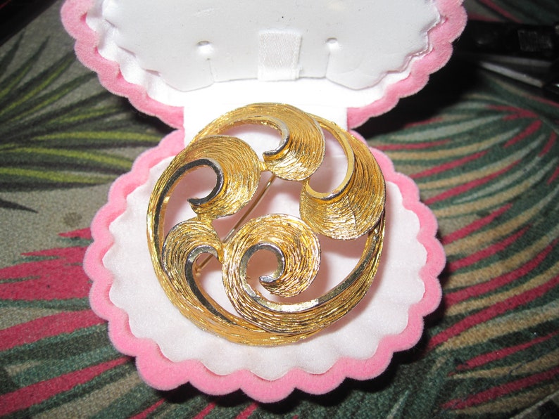 Wonderful vintage goldtone swirly abstract brooch