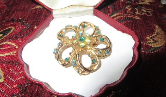 Lovely vintage goldplated green rhinestone borealis floral brooch