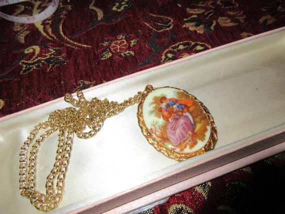 Lovely vintage Fragonard style gold plated picture pendant necklace