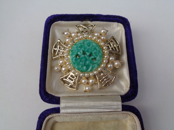 Delightful vintage signed Exquisite green peking glass seed pearl brooch