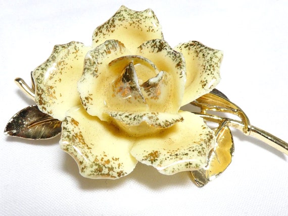 Lovely vintage Deco lemon and gold ceramic  flower corsage  brooch
