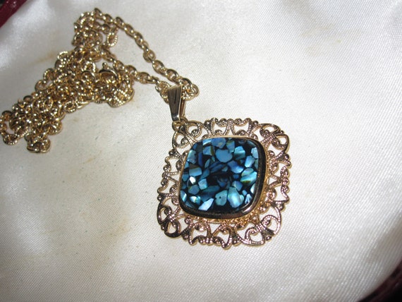 Lovely vintage goldtone abalone paua mosaic pendant necklace