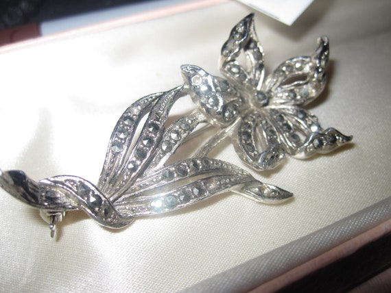 Lovely vintage silvertone marcasite floral  brooch