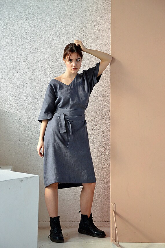 Dovetail linen tunic dress / Woman's linen dress / Medium sleeve dress / Dark grey linen dress / V-neck tunic with belt / Woman's clothing