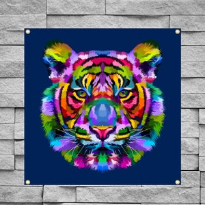 Może przedstawiać: Żywy, kolorowy wz&oacute;r twarzy tygrysa na granatowym tle. Grafika ma styl pop-art z paletą barw, w tym r&oacute;żowym, fioletowym, zielonym, ż&oacute;łtym i pomarańczowym. Obraz to kwadratowy baner z oczkami.