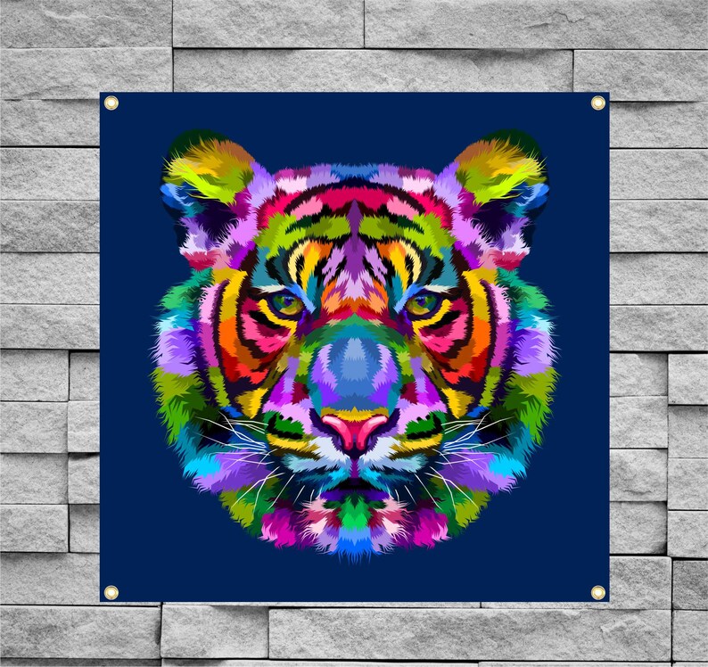Może przedstawiać: Żywy, kolorowy wz&oacute;r twarzy tygrysa na granatowym tle. Grafika ma styl pop-art z paletą barw, w tym r&oacute;żowym, fioletowym, zielonym, ż&oacute;łtym i pomarańczowym. Obraz to kwadratowy baner z oczkami.