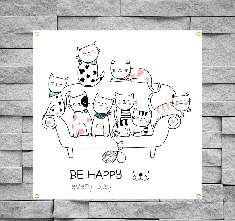 Może przedstawiać: Biały baner z kresk&oacute;wkową ilustracją kot&oacute;w na kanapie. Koty mają r&oacute;żne wzory i noszą bandany. Baner zawiera napis "BE HAPPY every day..." i małą ilustrację psa.