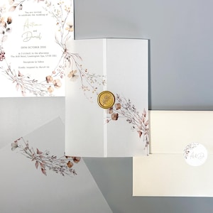 Bedruckte Pergamentjacke / Wrap für eine 15 x 20 Hochzeitseinladung