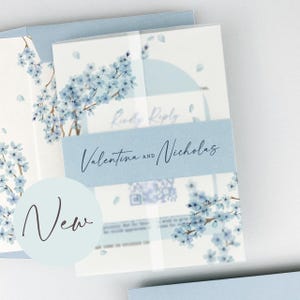NUR DAS MUSTER * Valentina Blue Hochzeitseinladung Kirschblüte mit floral bedrucktem Pergament und Bauchband