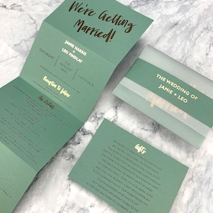 ÉCHANTILLON SEULEMENT * Faire-part de mariage à trois volets Jamie avec carte postale RSVP détachable, vélin et bande de ventre