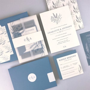 NUR DAS MUSTER * Charlotte Blue Hochzeitseinladung mit floral bedrucktem Pergament und Bauchband