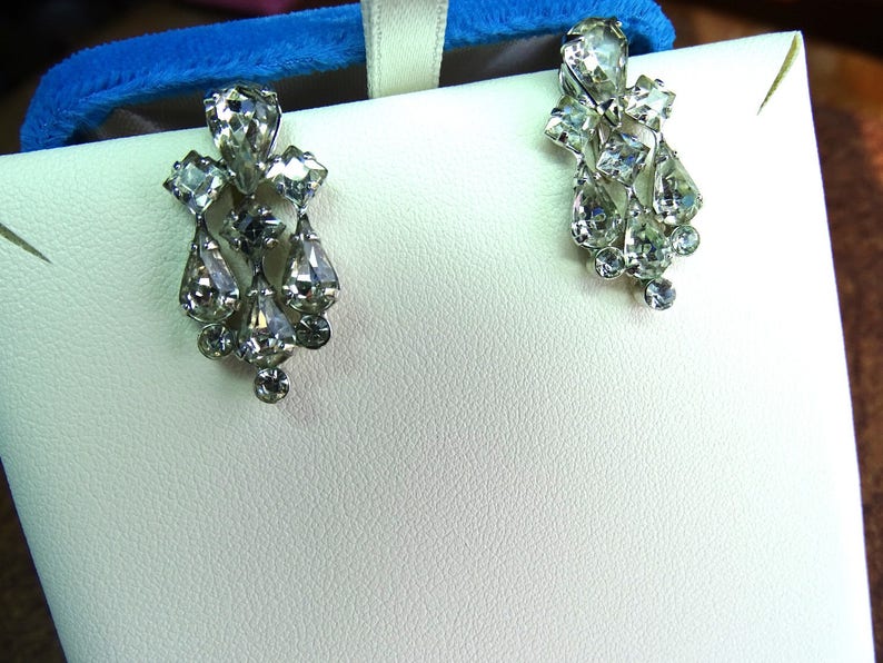 Prong set set sparkly marquise rhinestones set in rhodium plated metal. Clear stunning screw back vintage earrings