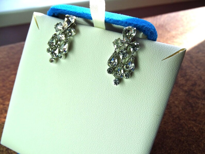 Prong set set sparkly marquise rhinestones set in rhodium plated metal. Clear stunning screw back vintage earrings