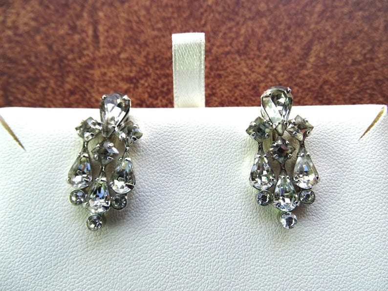 Prong set set sparkly marquise rhinestones set in rhodium plated metal. Clear stunning screw back vintage earrings