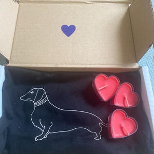 Scatola regalo con maglietta a scelta e caramelle a forma di cuore - Natale, compleanno, festa degli amici