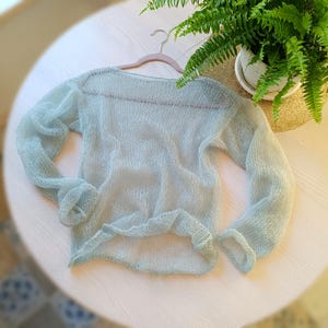 Suéter de seda mohair verde menta suave: Top de punto transparente