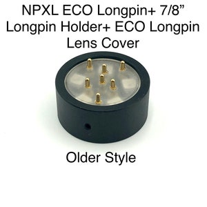 Puede incluir: Tapa de lente de pl&aacute;stico negro con parte superior transparente y pines de color dorado. El texto "NPXL ECO Longpin+ 7/8" Longpin Holder+ ECO Longpin Lens Cover" est&aacute; impreso sobre la tapa de la lente. El texto "Older Style" est&aacute; impreso debajo de la tapa de la lente.