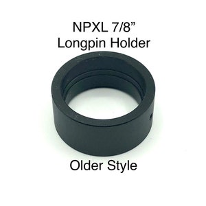 Puede incluir: Porta-longpin de metal negro para un longpin de 7/8 de pulgada. El porta-longpin est&aacute; etiquetado como "NPXL 7/8" Longpin Holder" y "Older Style".