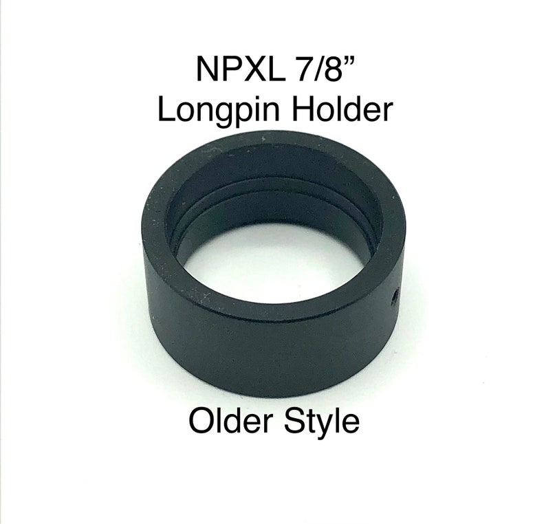 Puede incluir: Porta-longpin de metal negro para un longpin de 7/8 de pulgada. El porta-longpin est&aacute; etiquetado como "NPXL 7/8" Longpin Holder" y "Older Style".