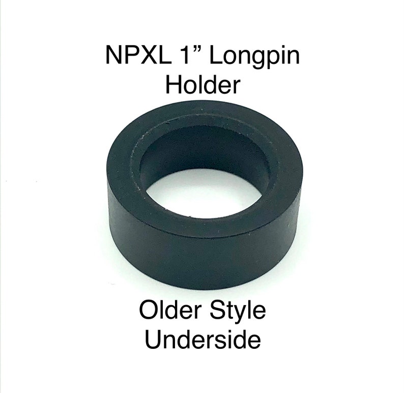 Puede incluir: Porta-longpin de goma negra para un longpin de 2,5 cm. El porta-longpin est&aacute; dise&ntilde;ado para longpins de estilo antiguo.