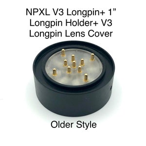 Puede incluir: Primer plano de un soporte de longpin de pl&aacute;stico negro con 12 longpins de color dorado. El soporte est&aacute; etiquetado como "NPXL V3 Longpin + 1" Longpin Holder + V3 Longpin Lens Cover" y "Older Style".