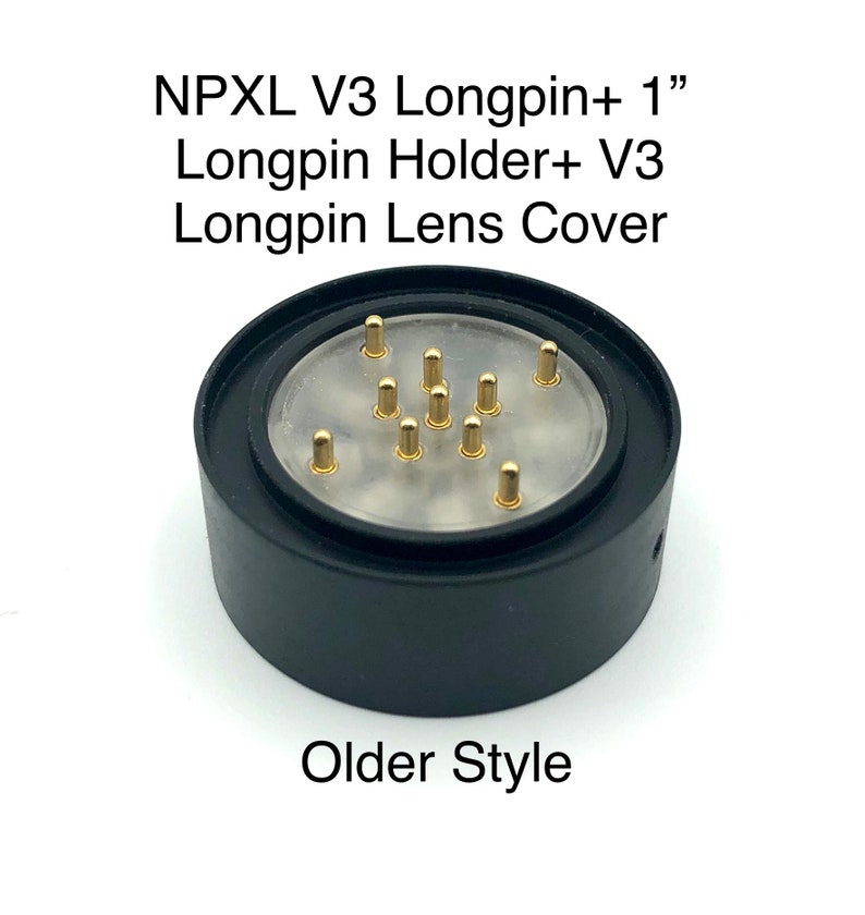 Puede incluir: Primer plano de un soporte de longpin de pl&aacute;stico negro con 12 longpins de color dorado. El soporte est&aacute; etiquetado como "NPXL V3 Longpin + 1" Longpin Holder + V3 Longpin Lens Cover" y "Older Style".