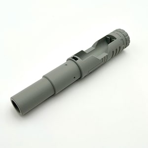 Könnte beinhalten: Ein graues Plastikrohr mit einem hohlen Kern und einer strukturierten Außenseite. Das Rohr ist etwa 25 cm lang und hat einen Durchmesser von etwa 2,5 cm.