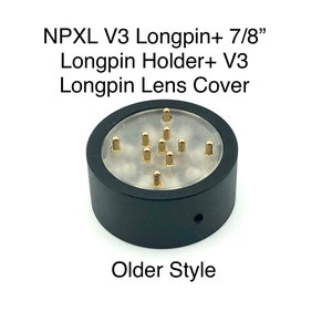 Puede incluir: Porta-longpins de pl&aacute;stico negro con longpins de 7/8 pulgadas y una cubierta de lente de pl&aacute;stico transparente. El soporte tiene un peque&ntilde;o tornillo en la parte inferior. NPXL V3 Longpin+ 7/8" Longpin Holder+ V3 Longpin Lens Cover. Older Style.