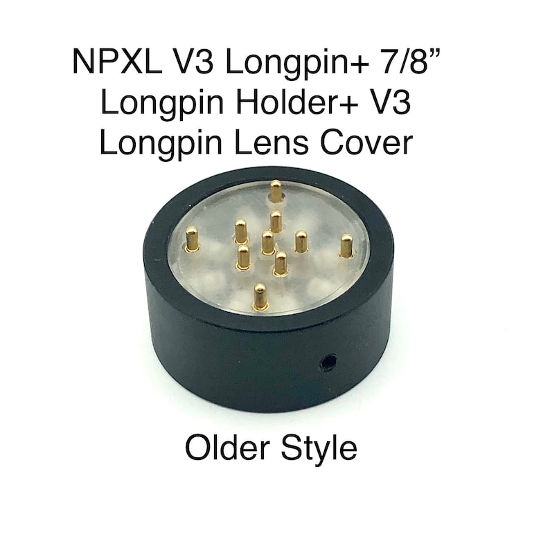 Puede incluir: Porta-longpins de pl&aacute;stico negro con longpins de 7/8 pulgadas y una cubierta de lente de pl&aacute;stico transparente. El soporte tiene un peque&ntilde;o tornillo en la parte inferior. NPXL V3 Longpin+ 7/8" Longpin Holder+ V3 Longpin Lens Cover. Older Style.