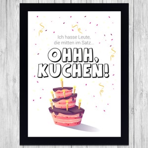 Puede incluir: Una impresión enmarcada en blanco con un pastel rosa y morado con velas y el texto "Ich hasse Leute, die mitten im Satz... OHHH. KUCHEN!" y confeti en el fondo.