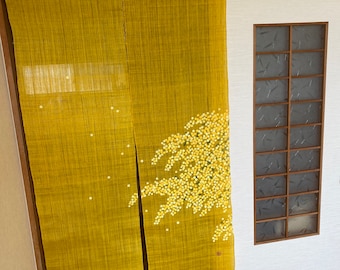 Puede incluir: Un par de divisores de habitación de tela amarilla con un patrón floral. Los divisores están colgados de una varilla de madera y cubren parcialmente una puerta con un panel de vidrio esmerilado.