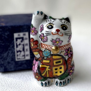 Kutani yaki porcelain Maneki neko Japanese Lucky cat Hanatsume Flower Right hand up