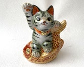 Lacky cat ページ Maneki Neko Japanese Lucky Cat Kutani Yaki Porcelain Gray