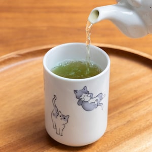Large Japanese Teacup with Playful Cats – Handmade Mino Ware
