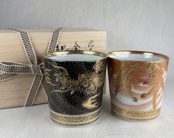 Vasos de cerámica Kutani, Japón. Par de vasos de roca estilo Kinrande con dos deidades Yoshinori.