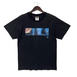 Camiseta vintage de la cantante canadiense-estadounidense de rock alternativo, compositora y pop rock, con su gira promocional y concierto.