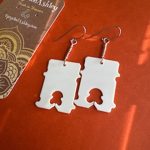 Orecchini con etichetta di pane riciclata: gioielli fatti a mano e riutilizzati