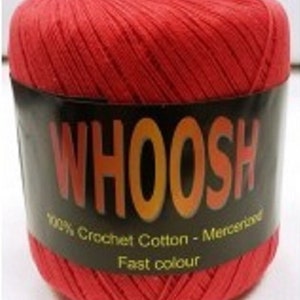K&ouml;nnte beinhalten: Eine Kn&auml;uel rotes 100% H&auml;kelgarn aus Baumwolle mit dem Markennamen "WHOOSH" und dem Text "Fast colour" auf dem Etikett.