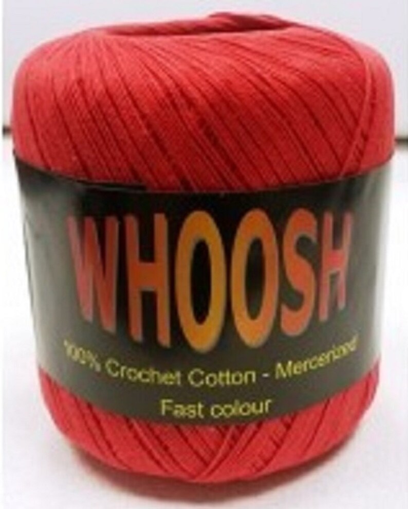 K&ouml;nnte beinhalten: Eine Kn&auml;uel rotes 100% H&auml;kelgarn aus Baumwolle mit dem Markennamen "WHOOSH" und dem Text "Fast colour" auf dem Etikett.