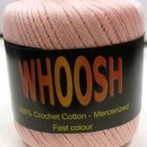 K&ouml;nnte beinhalten: Eine rosa Garnrolle mit dem Wort "WHOOSH" in orangefarbenen Buchstaben auf einem schwarzen Etikett. Das Etikett tr&auml;gt au&szlig;erdem die Aufschrift "100% H&auml;kelgarn - Mercerisiert Schnelle Farbe".