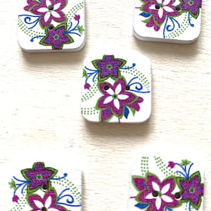 Boutons blancs en bois - Forme de squerie Taille : 15 mm Lot de 3 motifs de fleurs rouges