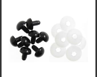 Puede incluir: Un conjunto de ojos de seguridad de plástico negro con respaldos atornillables y arandelas de plástico blanco. Estos suministros de manualidades se utilizan para hacer animales de peluche, muñecas y otros proyectos hechos a mano. Los ojos tienen un acabado brillante.