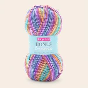 Puede incluir: Una madeja de hilo Hayfield Bonus Breeze en tonos morados, azules, naranjas y amarillos. El hilo está envuelto con una etiqueta azul claro que dice "BONUS Breeze Extra Value Double Knitting".