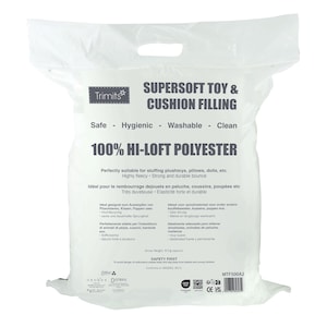 Puede incluir: Una bolsa de plástico transparente llena de fibra de poliéster blanca para rellenar juguetes y cojines. La bolsa presenta el texto "SUPERSOFT TOY & CUSHION FILLING" y "100% HI-LOFT POLYESTER". Se describe como segura, higiénica, lavable y limpia.